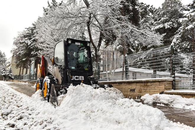 aramba gecesi balayan kar ya bata Erzurum olmak zere, Erzincan, Ar, Kars ve Mu'ta etkili oldu.
