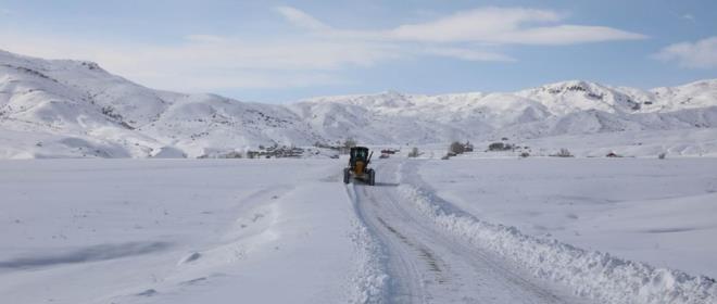 BAHARIN YAANDII MU'A KI GER GELD   Yaklak bir haftadr bahar havas yaanan Mu'ta, kar yeniden yzn gsterdi. Dn akam saatlerinde balayan kar, kenti beyaza brd. Kar ya nedeniyle Mu ve ilelerinde 174 ky yolu ulama kapand.