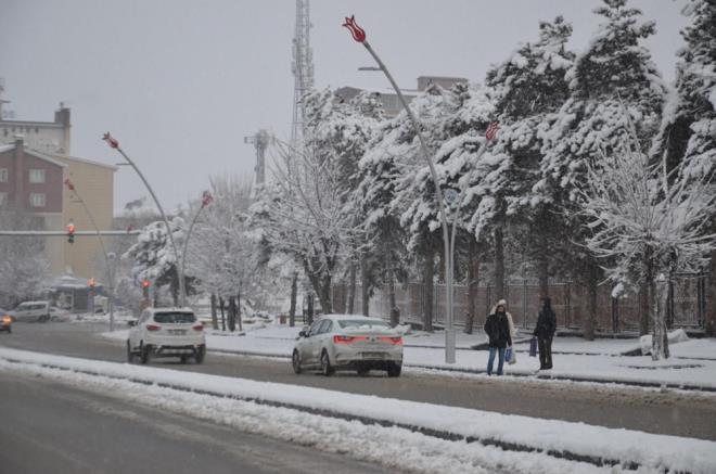 BLGEYE I UYARISI    te yandan, Erzurum Meteoroloji 12'nci Blge Mdrl,  uyarsnda bulundu.    Yaplan aklamada, "Son gnlerde lkemizi etkileyen kar yal sistem nedeniyle mevcut kar rts zerine gelen yeni ve kaln kar rtsne bal olarak Erzurum, Kars, Ar ve Ardahan illerimizde dik yamalarda  oluma riski bulunduu ve meydana gelebilecek olumsuzluklara kar dikkatli ve tedbirli olunmas bildirilmitir" denildi.