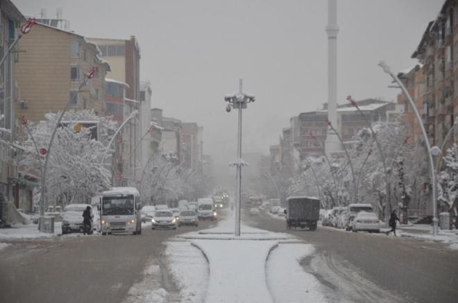 te yandan Mu Belediyesi karla mcadele ekipleri de ehir merkezinde hummal bir ekilde kar temizleme almas yrtrken, kentte kartpostallk grntler olutu.