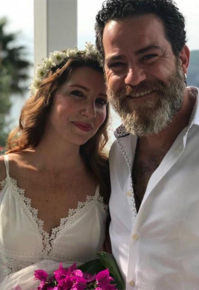 Bilkent niversitesi Mssf Tiyatro oyunculuk mezunu olan nl oyuncu, kariyerine Hedef Mutluluk ile adm att.