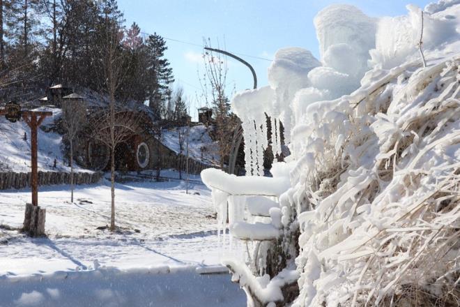 Sivas Belediyesi tarafndan ehir merkezine 6 kilometre uzaklkta bulunan Paabahe Mesire Alan'na "Yzklerin Efendisi" filmindeki Hobbit evlerinden esinlenerek ina edilen yama evleri ve evresinde de karn ardndan kartpostallk grntler ortaya kt.