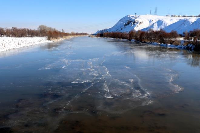 KIZILIRMAK NEHR KISMEN BUZ TUTTU  mranl ilesindeki Kzlda'n gney yamalarndan doup Bafra Burnu'ndan Karadeniz'e dklen Kzlrmak'n, tarihi Kesik Kpr ve Karyaka mevkisinde baz ksmlar buz tuttu.