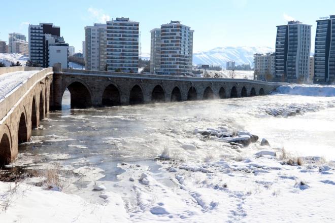 Trkiye'nin dier illerinde yaplan lmlerde ise hava scakl sfrn altnda olmak zere Nide Kzlren kynde 25, Kayseri Tomarza'da 24,7, Krehir iekda'nda 23,3 ve Bolu Drtdivan'da 22,6 derece olarak kaytlara geti.