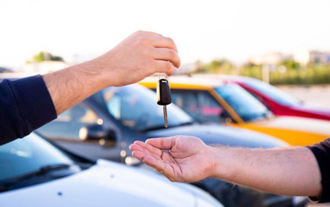 Sfr otomobil fiyatlarn geen ikinci el otomobillerin fiyatlar d seyrine girdi. Satn almalarn gerilemesi, faizlerin ykselmesi ikinci el otomobil piyasasn etkiledi. kinci el ara piyasasnda dnyay etkisi altna alan koronavirs salgnndan dolay yaanan hareketlilik, son aylarda yavalad. kinci el ara satclar, fiyatlarn dtn alm iin uygun zaman olduunu syledi.