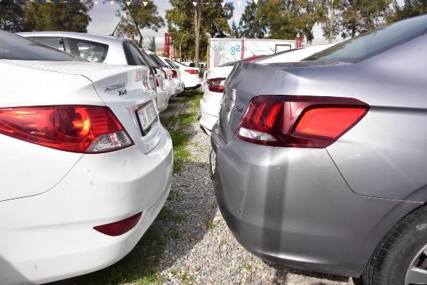 Galerici Egemen Kurtu (37), fiyatlarda yzde 14? bulan gerilemenin sz konusu olduunu belirterek, Otomobil almak iin doru zaman. K mevsimi lkemizde otomobil fiyatlarnn dt zamandr. Son bir yln en dk seviyesinde ara fiyatlar diye konutu.    Sat danman Mustafa Bal (25) da "Aralk ve ocak aynda yzde 5-10 aras dme yaand" dedi.    2'nci el oto galerisine fiyatlar ve modelleri grmek iin gelen Yakup Kstekci (30), "Bir ay ncesine gre uygun ama iki ay sonra ne olacak? Bilemiyoruz. Araca da ihtiyacm var, fiyatlar dkken almak istedim dedi. Murat Turan (46) da 60-65 bin liraya bir ara almak istediini syledi.