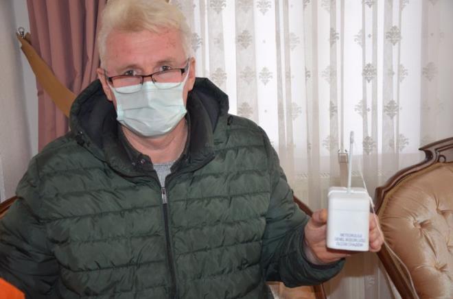 Kahvalt yaparken cihaz grdn syleyen Ali Arslan, 'Sabah ailecek erken kalktk. Kahvaltya oturduumda dar baktmda evin stnden itibaren telin stne dm bir cihaz sallanyordu. Sonra evin alt tarafna getim.' dedi.