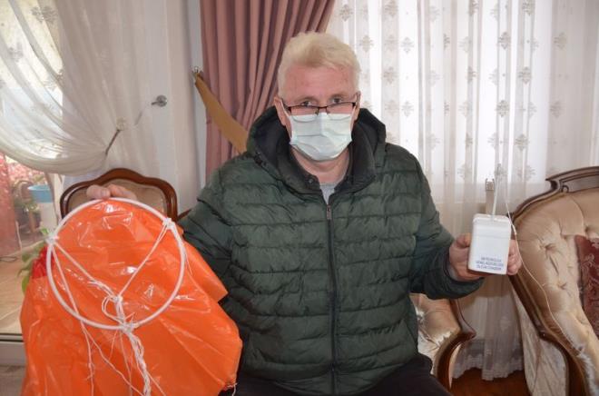 Cihaz oyuncak zannettiini anlatan Arslan 'Alt tarafnda da parat gibi bir ey grdm. Ben nce evin stnden atlm bir oyuncak zannettim. Daha sonra ona takl olan parat sktmde oyuncak olmad belli oldu.' diye konutu.