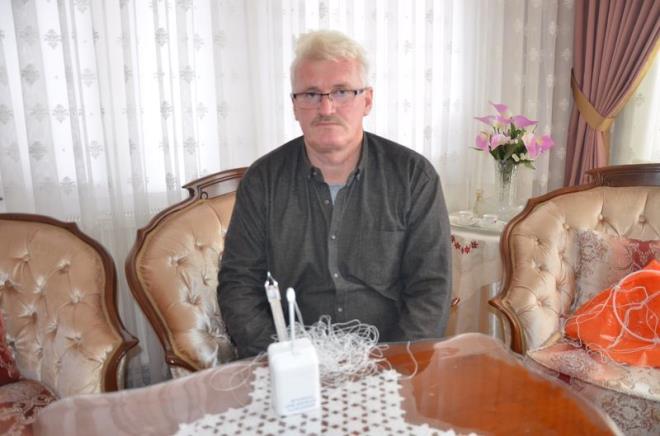 nye'nin Yceler Mahallesi Ortak Sokak'ta yaayan Ali Arslan, sabah kahvalt yapaca srada evinin penceresinden aaya sarkk halde tellere takl cihaz grd. Grd cismi nce oyuncak zanneden Arslan, cismi eline aldnda grd manzara karsnda akna dnd.