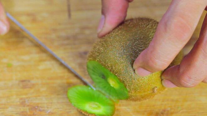 2011 ylnda yaplan bir almada 24 katlmc, 4 hafta boyunca uykudan bir saat nce 2 kivi yedi. Bu srenin sonunda, tm katlmclar uyku dzenlerinin ciddi derecede deitiini, daha iyi ve daha hzl uyuduklarn, gece yars uyanmadklarn gzlemlediler.