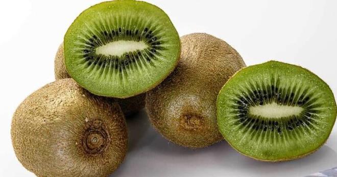 Bunun ana nedeni ise sadece bir kivinin iinde yksek derecede serotonin bulunmasdr. Bilindii gibi serotonin daha iyi uyumanza yardmc olur. Eer geceleri rahat uyuyamyorsanz kivi yemeyi deneyin.