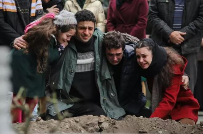 Barollerini Celil Nalakan, Halil zgr Sar, Cneyt Mete, Fadik Sevin Atasoy, Ahu Yatu ve Simge Seluk'un paylat Kardelerim ilk blmyle reytinglere istedii baary sergileyemedi. Gl rakipleri karsnda Kardelerim dizisinin ne yapacan ilerleyen haftalarda belli olacak.