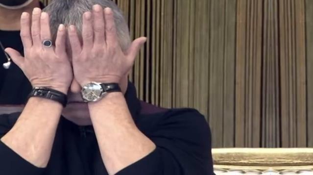 Kurtolu, ocukluunda ok acl gnler yaadn  ?Annem 4 yandayken evi terk etti ve babam baka bir kadnla evlendi. ocuklukta yaadm ile babamn bu evliliiyle balad. ocuk yata vey annemden iddet grdm. K aynda buz gibi suyla beni ykard. Ardndan da dverdi.? szleriyle anlatmt.