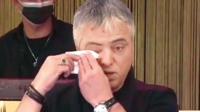 Kurtolu, ocukluk yllarnda annesinin evi terk ettii sylemiti. Sanat, babasnn baka biriyle evlenmesi sonras vey annesiyle yaadklarn anlatrken canl yaynda gzyalarna boulmutu.