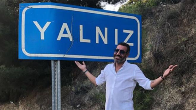 Hakan Altun, 14 ubat gn ?Yalnz? tabelasnn nnde fotoraf ektirmesi hakkndaki soruya Kurtolu "Yalnz olmasna ok mutlu oldum. Bizler yalnzken daha mutluyuz." ifadelerini kulland.
