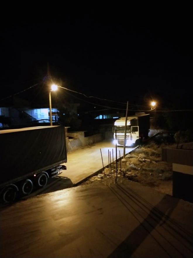 Mahalle sakinlerinden Sefa Sin (58) ise bu sorunun acilen zme kavuturulup sokaklarnn, navigasyon sisteminde kmaz sokak olarak gsterilmesini istediklerini ifade ederek, "Adana?ya gelen TIR?lar, otobandan k yaptklarnda navigasyon onlar bu sokaa ynlendiriyor. Zaman zaman TIR?lar bu sokakta arka arkaya sralanyor. Geri dnemiyorlar, ileri gidemiyorlar. Evlerin duvarlarna, elektrik direklerine arpyorlar. Srekli elektrik kesintisi yaanyor. TIR?larn biri yansa, bu evlerin hepsi tehlikede? diye konutu.