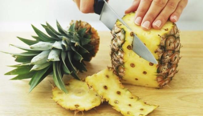 Genel olarak bahsetmek gerekirse, ananasn saflatrc ve idrar sktrc zellikleri ne kar. Ayrca, ananasn kalorisi olduka dktr. 100 gram taze ananasta sadece 70 kalori vardr ve tketmek size ok fazla lif salar.