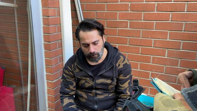 Yangn esnasnda evde olmadn belirten lgn Sedat, ?Kk olum arad. Alayarak baba yangn kt diye. Kameralara bakyorum hepsi yanm hi bir ey gremiyorum. Alt katan bir yerden km. Elektrik kontayla m alakal bilmiyorum. Ailem evdeydi. Eim kt durumda biraz? dedi.