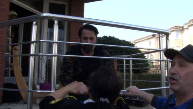 Yangn haberini alr almaz olay yerine gelen lgn Sedat, engelli ocuunu ve ailesini gremeyince sinir krizi geirdi.