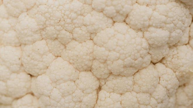 Bu turpgiller sebzesi C vitamini (48,2 mcg / 100 g) bakmndan yksektir ve iyi miktarda folat (57 mcg / 100 g) ve lif (2 g / 100 g) ierir. Ayrca, karacierin hcre zarlarna ve DNA'ya zarar verebilecek toksik maddeleri ntralize etmesine yardmc olan indoller, glukozinolatlar ve tiyosiyanatlar gibi bileiklere de sahiptir. Dzenli olarak tketildiinde karnabahar, antioksidan ve phtlama nleyici zelliklerinden dolay iltihab azaltabilir ve kolesterol seviyelerini drebilir.