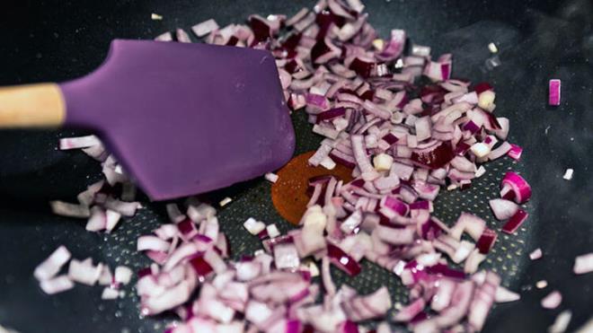 Bunun da tesinde, bu keskin kokulu katmanl sebzeler, gl anti-inflamatuar zellikleriyle bilinir. Soan i veya yemeklerde piirilerek yenebilir. i soan, bbrek talarnn doal olarak tedavi edilmesine yardmc olabilir.