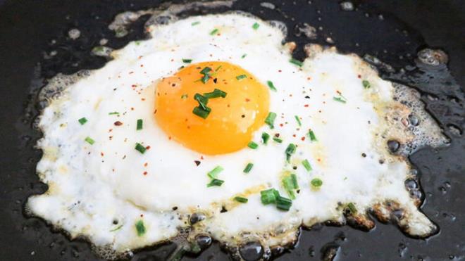 Yumurta beyazn omlet veya sars olmadan halanm olarak yiyebilirsiniz. Bbrek sorunlar olan kiiler yumurta sars yemekten kanmaldr. Bbrekler zerinde ekstra yke neden olabilecei iin yksek protein alm nerilmez.