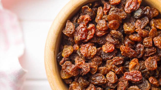 Kuru zm arlka yzde 60 eker iermesine ramen bu ekerde di r ve di eti hastalnda etkin rol oynayan skroz saptanmaz. Ayrca kuru zmlerin di r ve di eti problemlerinden sorumlu bakterilere kar byme inhibe edici aktivitesi vardr. Dolaysyla kuru zm, yaygn olarak tketilen ekerli attrmalk yiyeceklere salkl bir alternatiftir, diyerek szlerini sonlandrd.