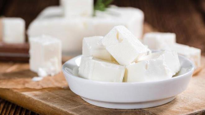 Faydalar saymakla bitmeyen peyniri ksaca ele aldmzda tkrk akn uyararak fizyolojik ykama zellii sayesinde az hijyeninde etkilidir. Ayrca yksek oranda kalsiyum, fosfat ve kazein iermesi ile dii asit saldrlarna kar koruyarak di r oluumunu engeller. Dolaysyla bir n veya ekerli bir attrmann ardndan bir para peynir (5 gram) tketimi, dileri re kar korumada ve di eti salnda etkili olacaktr.