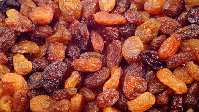 Kuru zm eker iermesine ramen faydal  <br>  Popler bir attrmalk yiyecek olarak kuru zmn de genel insan salna fayda salayabilecek polifenoller, flavonoidler, demir, mineraller, potasyum, kalsiyum ve baz B vitaminleri ierdiini syleyen Alagz, Kuru zm kolesterol ve ya iermez, antioksidanlar asndan zengindir ve iyi bir lif kaynadr.