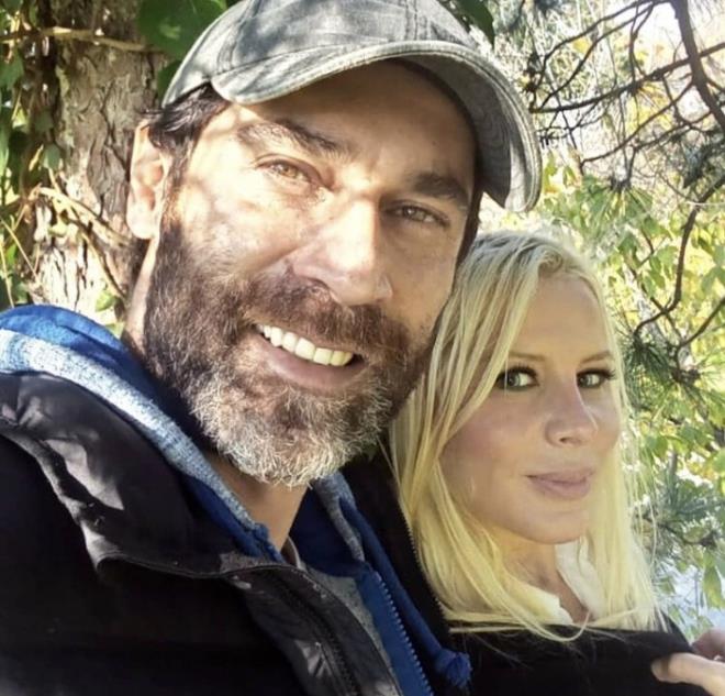 42 yandaki baarl oyuncu Caner Kurtaran 'Yaprak Dkm'nde canlandrd evket karakteri ile tannyor. Baarl oyuncu getiimiz haftalarda Ekya Dnyaya Hkmdar Olmaz dizi kadrosuna dahil olmutu. Yeni dizisi ile tekrar gndeme gelen Kurtaran'n zel hayat da merak konusu oldu.