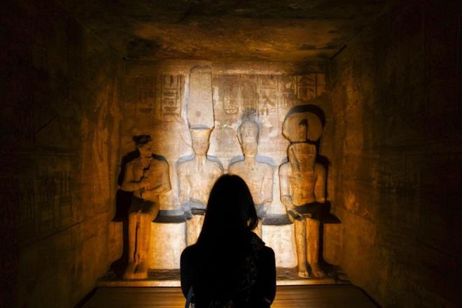 Antik Msr'da, Firavun II. Ramses heykelinin yzne gne nlarnn vurduu 22 Ekim  "tarm" mevsiminin, 22 ubat ise "hasat" mevsiminin balangcna iaret ediyordu.