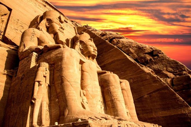 Firavunlar dnemindeki Msr'da, Ebu Simbel ve evresinin, astronomi asndan nemli bir blge olduu biliniyor. Ebu Simbel'in kuzeybatsnda 11 bin yl ncesine dayanan ta pusula ile yamur yama zamann gsteren ta saat bulunuyor.