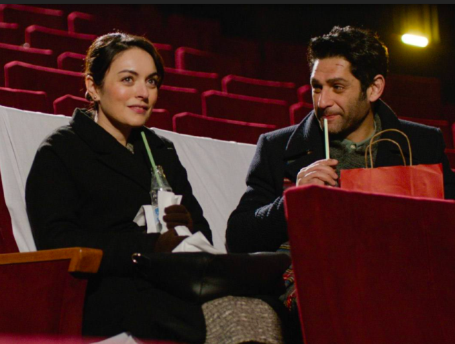 te yaplan yorumlardan bazlar...  <br>  - O sinema yazs ne yle ya hi yakt m bu diziye  <br>  - Photoshop'ta m yaptrmlar o sinema yazsn, nasl amate bir sahen byle  <br>  - Yaznn o binaya sonradan eklendii o kadar belli ki bu amatrlk hi yakmad