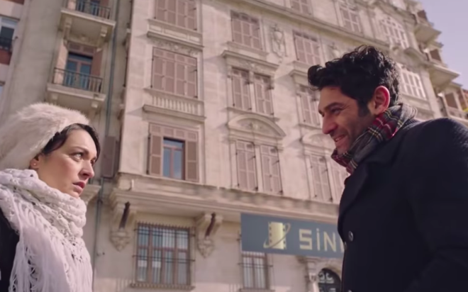 Naci ile Safiye?nin sinemaya gittikleri sahnede ekrana yanstan 'Sinema' yazs sosyal medyann diline dt. Olduka amatr duran, montaj ile oraya koyuldu ok belli olan o yaz dikkatli seyircinin gznden kamad.