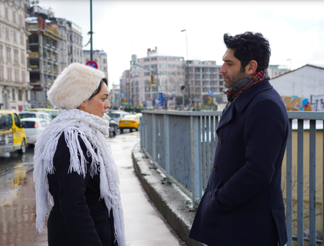 Sinema yazs o kadar zensizce yerletirilmiti ki dikkatli baknca binann st camlarn da kapatt fark ediliyor. Masumlar Apartman'nda yaynlanan bu sahne gnn en ok konuulanlarnda oldu, ti'ye alnan bu montaja sosyal medyadan yorumlar yapld..