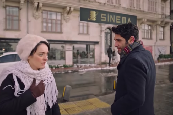 Hayatnn ak Naci'nin ok hasta olduunu, sayl gnleri kald henz bilmeyen Safiye, tm cesaretini toplayarak sokaa adm atyor. Safiye'yi rencilik yllarnda ilk kez elini tuttuu sinemaya gtrmek isteyen Naci'nin romantik plan ekran bandakileri duygulandrsa da, seyirciye yansyan bir sahne pes dedirtti.