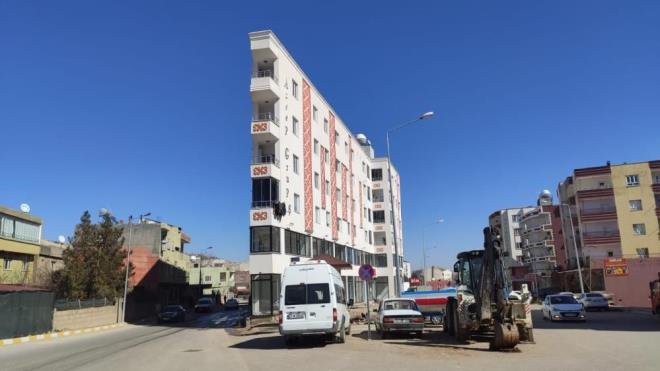 4 katl 24 daireli apartmann 20 dairesinin dolu olduu, bo 4 dairenin kiralanmas iin de her gn onlarca kiinin talepte bulunduu renildi.