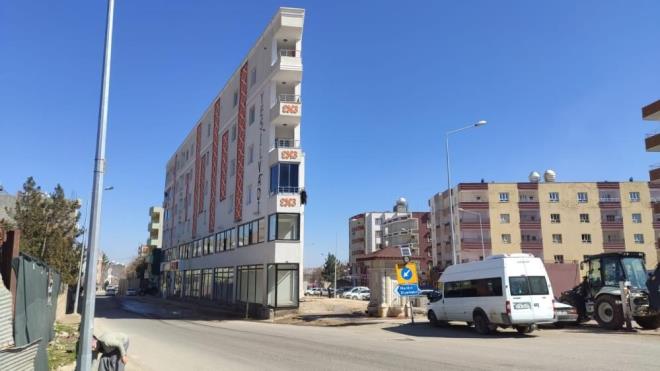 MARDN'in Mazda ilesinde bulunan ve gen eklindeki mimar yaps ile dikkat eken 4 katl bina, bir vatanda tarafndan sosyal medya platformlarnda paylamas zerine ksa srede milyonlarca kez izlendi. Yaps bakmndan 'ip bina' olarak anlan apartman grenler gzlerine inanamyor.