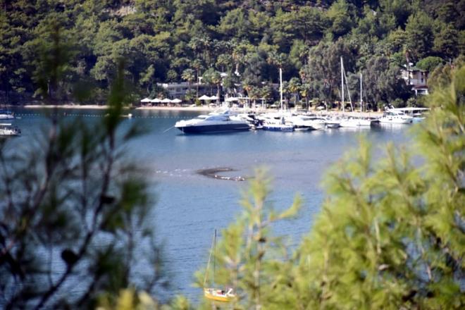 Atatrk Caddesi'nden meler Mahallesi'ne kadar uzanan 11 kilometrelik sahili ile Selimiye, Bozburun, Orhaniye, St ve Adaaz gibi kys olan krsal mahallerinde deniz 50 santim ile 1,5 metre arasnda ekildi.