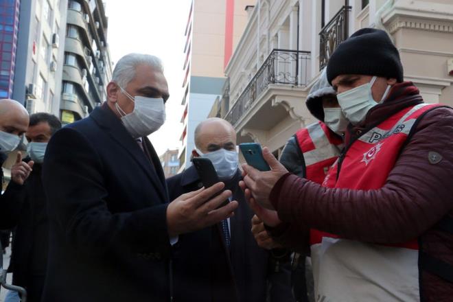 ''HES KODU SORGULANIYOR''  Vali Dal, ana arterlerde ve merkezi yerlerde younluun devam ettiini grdklerini ve bu blgelerde denetimleri daha da artrdklarn syleyerek, "Bundan sonra taviz vermeyeceiz, kesinlikle bunu bilelim. Bir cenazeler ikincisi geni aile bulumalar konusunda vatandalarmzdan hassasiyet bekliyorum, onlarn yardmna ihtiyacmz var. Youn olan cadde ve sokaklarda HES kodu uygulamas yapyoruz. Pazar yerlerinde HES kodu uygulamasn 3 ay nce balatmtk, AVM'lerde kamu kurumlarnda zaten balatmtk. Buralarda fazla kalabalklarn olumasn engelleyeceiz " eklinde konutu.