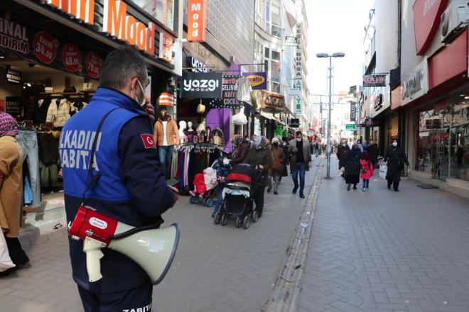 Ekipler tarafndan kalabalk caddelerde yaplan anonslarla vatandalar maske ve mesafe konusunda uyarlyor.