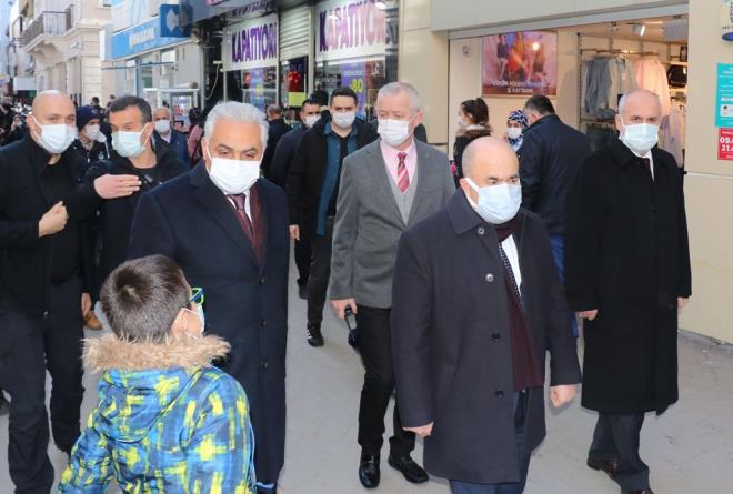 Covid-19 mcadelesinde yaplan almalarla ilgili aklamalarda bulunan Vali Dal, "Aslnda daha nceki gnlerde getiimiz aylarda kolluk kuvvetlerimiz salk alanlarmz ve yerel ynetimlerimizin almalarnda iyi bir duruma gelmitik corona virsle mcadelede. Rakamlarmzda hayli azalmt, ancak son rakamlar epey ykseldiini gsteriyor. Burada mcadeleyi elden brakmayacaz ayn ekilde devam edeceiz. Bu neden byle oluyor? Salk Bakanl'mzn deerlendirmesi zellikle bir ka ailenin youn olarak bir araya gelmeleri bulalar artrd ynnde. Ayrca cenazelerde aslnda 30 kiiyle snrlandrlmasna ramen ok youn bir ekilde hala cenazelere katlnmas. Buradan tm Samsunlu hemehrilerimize zellikle belirtmek istiyorum. Birka ailenin bir araya gelmek suretiyle zellikle krsalda mahallelerde bir araya gelip iki  gn vakit geirme eklindeki bu tarza bir son vermemiz gerekiyor kesinlikle. Cenazelerde katlmn sadece birinci derece yaknlarla snrlamamz gerekiyor bu ok ok nemli" dedi.