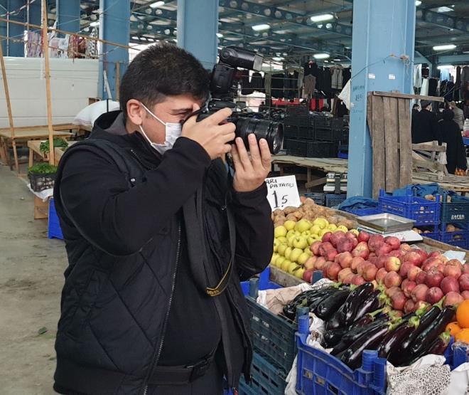 ''YENDEN GREVE BALADILAR''  Vali Dal, daha nce grev yapan zel ekibin bu hafta itibariyle yeniden greve baladn syleyerek "Onlar yeniden bu hafta greve baladlar. Fotoraflamalar yapyorlar. Emniyet mdrlmzn ekiplerine bildirmek suretiyle youn kalabalklarn olumasn bu ekilde nlyoruz. Onun katksn biliyoruz biz. Onlar u anda aktif olarak alyor. lelerde de var ayn ekilde. Kaymakamlarmz tam zamanl olarak grev banda bugn, yarn ve hafta sonu itibariyle ve onlar denetim ekiplerinin bandalar" diye konutu.