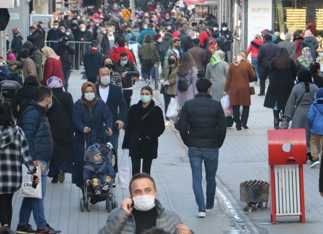 ''HAFTA SONU MUAFYETN KTYE KULLANANLAR OLUYOR''  Vali Dal, sokaa kma kstlamasnda muafiyeti bulunan kiilerin izinlerini ktye kullanmamalar iin de denetimleri artrdklarn dile getirerek unlar syledi: