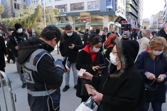 Kentin ilek cadde ve sokaklarnda polis ekipleri tarafndan vatandalarn HES kodu sorgulamas yaplyor 'riskli' olarak belirlenen vatandalar hemen ilgili birimlere ynlendiriliyor.