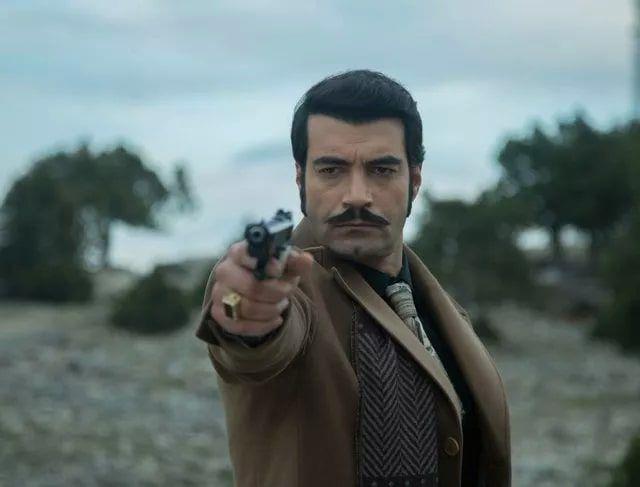 Fikret, Adnan Yaman'n ocuu, Demir'in ise kardei olduunu, Fekeli'ye itiraf eder. Ve bu itiraf ukurova'da bar rzgarnn uzun srmeyeceinin habercisidir olur.