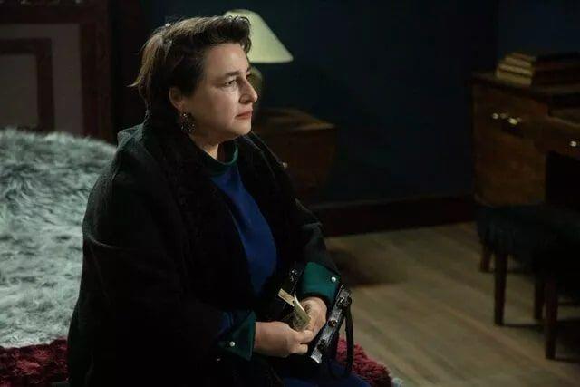 te yandan stanbul'dan gelen belgelerle ehir kulbnde Behice'nin zerine yryen Zleyha, Mjgan'dan byk tepki ald. Halasna kzgn ve krgn olsa da, Zleyha'nn ona hakaret ettiini dnp tepki gsteren Mjgan, eline tututurulan dosya ile hayatnn okunu yaad.