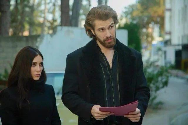 Behice ise bir an nce stanbul'a kaabilmek iin, kulpten kt. Artk Mjgan da yannda olmaynca, panikledi ve arkasnda pek ok iz brakt.