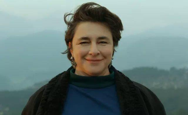 ATV ekranlaarnda yaymlanan, son zamanlarda sklkla oyuncu deiiklii yaanan Bir Zamanlar ukurova dizisinden Esra Dermancolu'nun ayrlaca belliydi. Ayrlk blm dn akam ekranlara geldi. Dizinin Behice'si Dermancolu Bir Zamanlar ukurova'ya glerek veda etti.