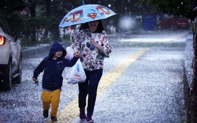 Meteoroloji tarafndan tarafndan yaplan son deerlendirmelere gre; lkemizin kuzeybat kesimlerinin paral ve yer yer ok bulutlu, gece saatlerinde Edirne, Sakarya, Zonguldak, Bartn evreleri ile stanbul, Kocaeli, Dzce ve Kastamonu'nun kuzey kesimlerinin yamurlu, dier yerlerin az bulutlu ve ak geecei tahmin ediliyor.